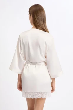 ETAM Bata kimono satinada con detalles de encaje CRUDO