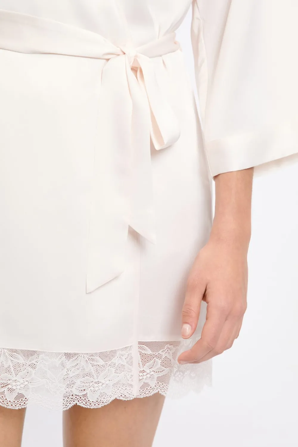 ETAM Bata kimono satinada con detalles de encaje CRUDO