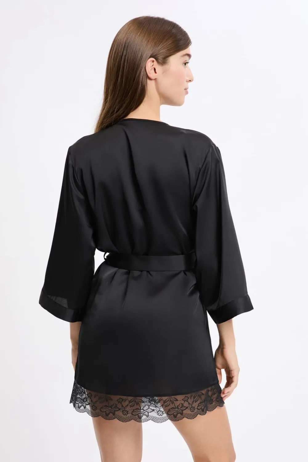 Sale ETAM Bata kimono satinada con detalles de encaje NEGRO