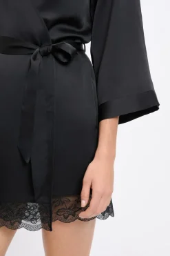 Sale ETAM Bata kimono satinada con detalles de encaje NEGRO