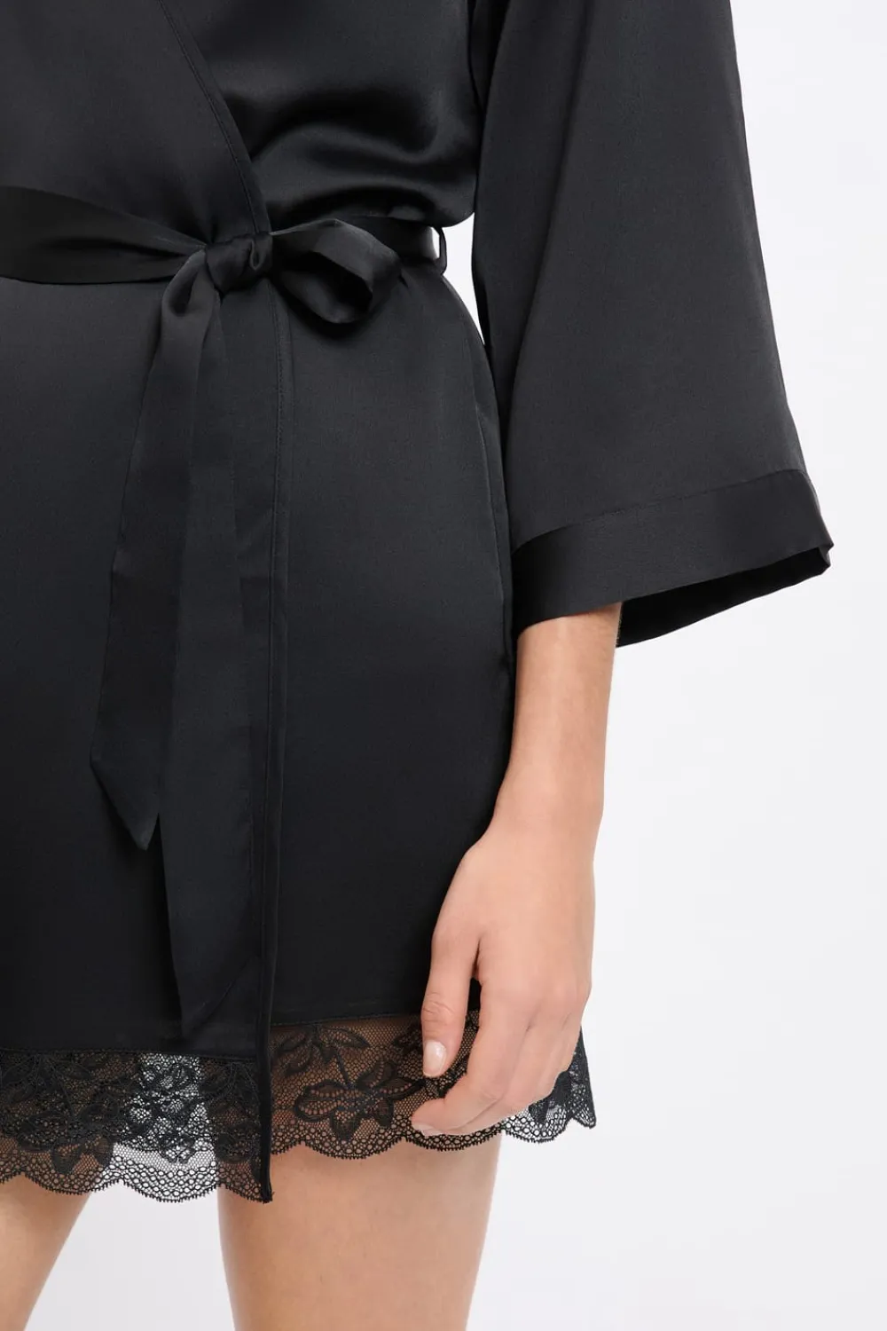 Sale ETAM Bata kimono satinada con detalles de encaje NEGRO