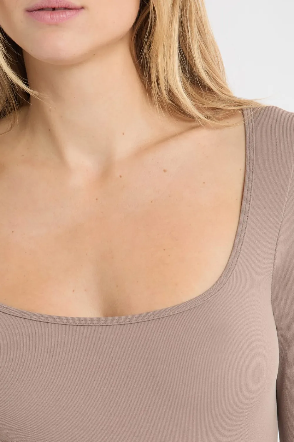 ETAM Body con cuello cuadrado y manga larga TAUPE
