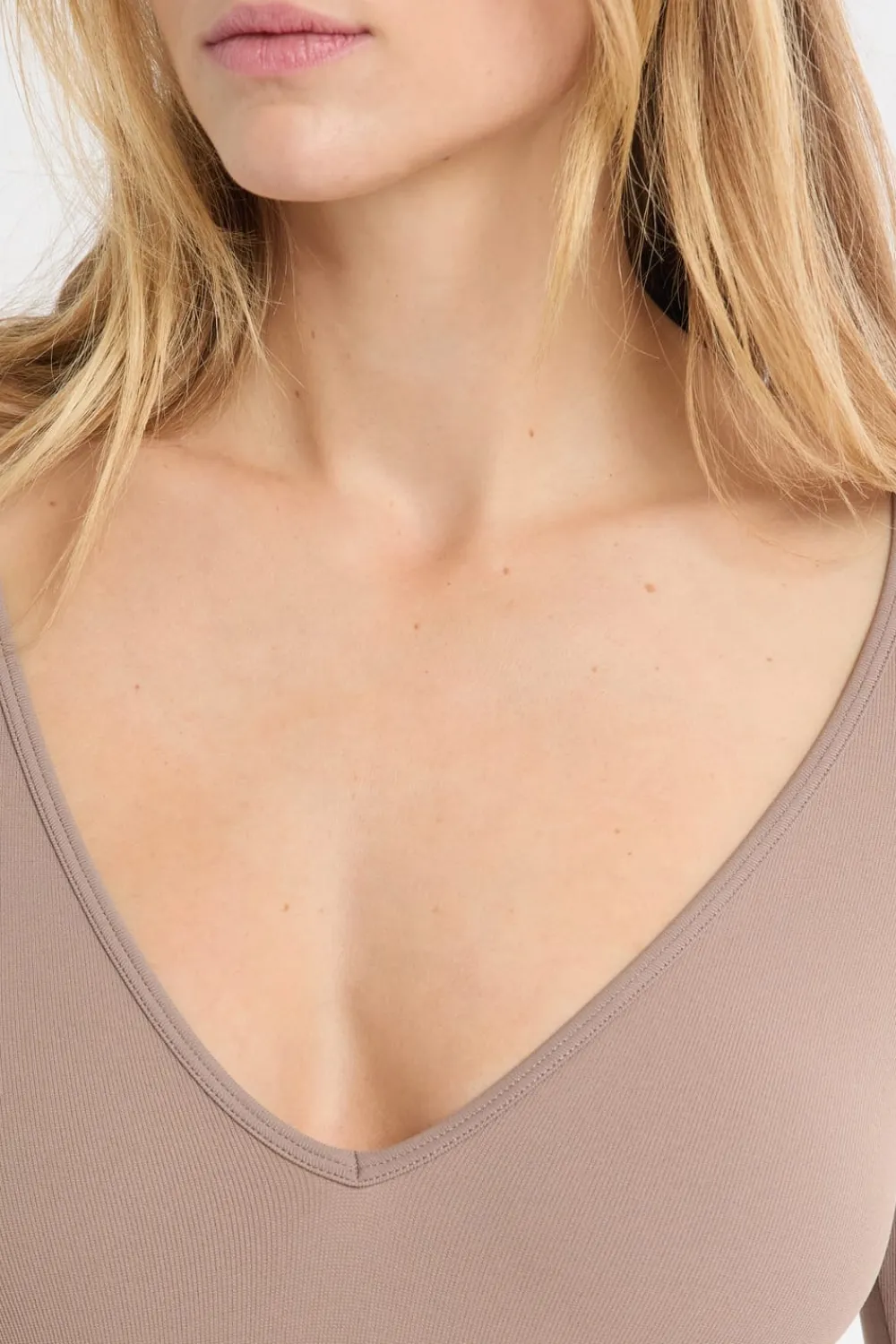 ETAM Body con cuello en V y manga larga TAUPE