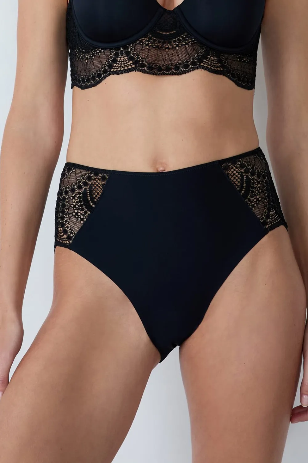 Discount ETAM Braguita talle alto de microfibra NEGRO