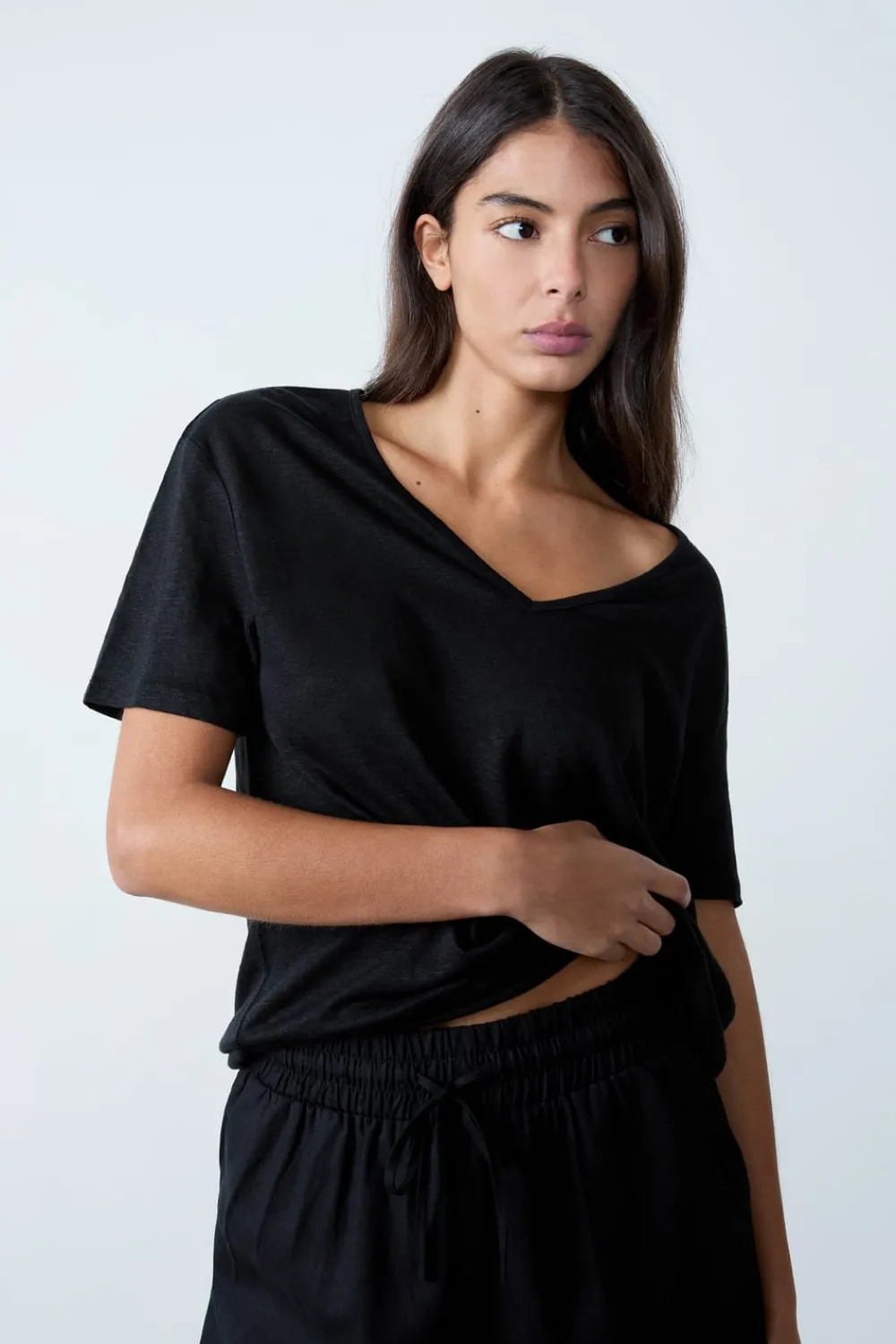 Online ETAM Camiseta de lino con cuello en V NEGRO