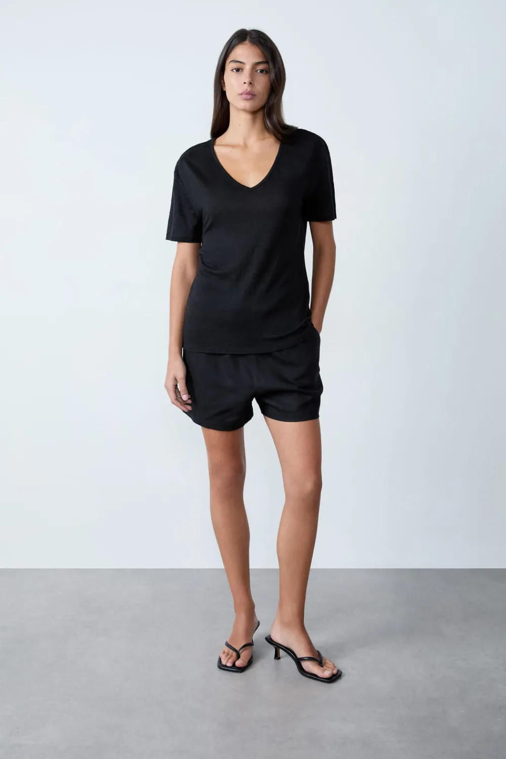 Online ETAM Camiseta de lino con cuello en V NEGRO