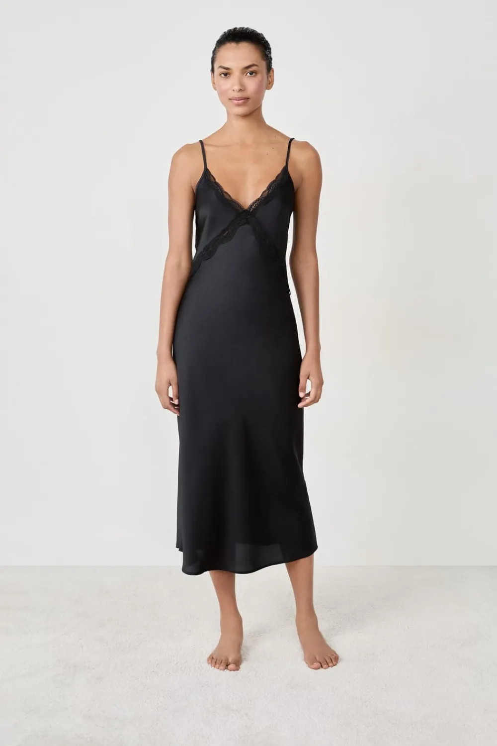 Outlet ETAM Camisón largo satinado con detalles de encaje NEGRO