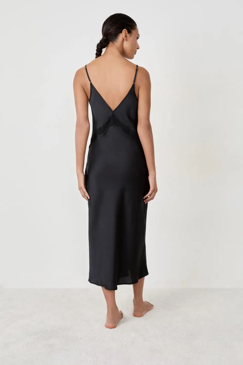 Outlet ETAM Camisón largo satinado con detalles de encaje NEGRO
