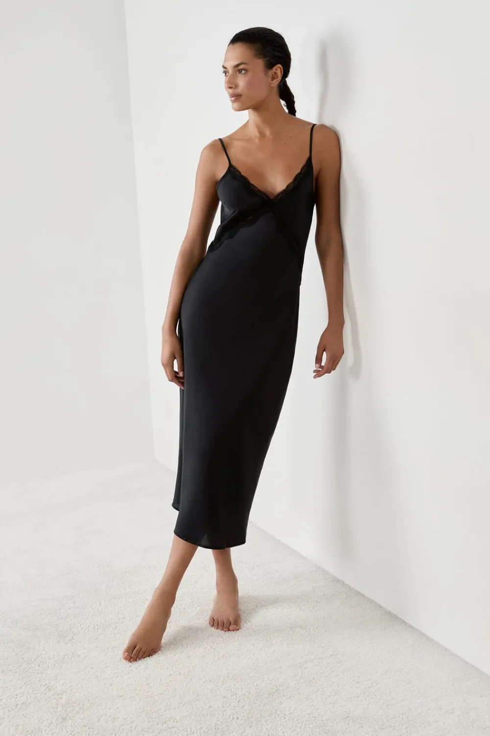 Outlet ETAM Camisón largo satinado con detalles de encaje NEGRO