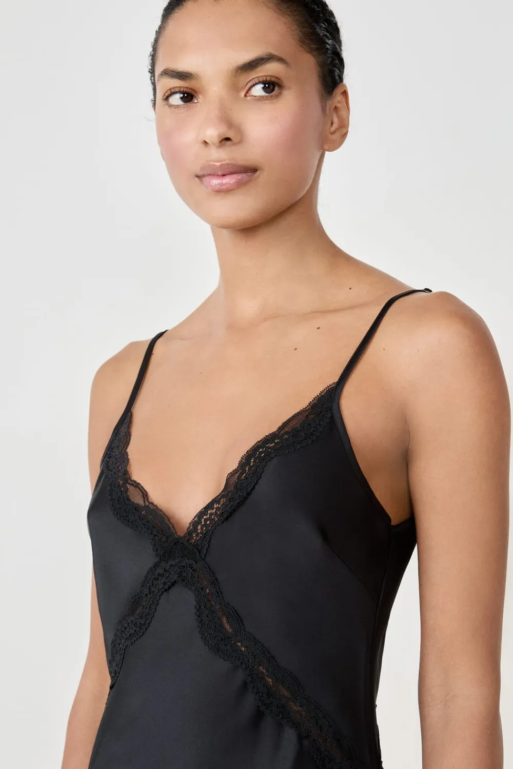 Outlet ETAM Camisón largo satinado con detalles de encaje NEGRO