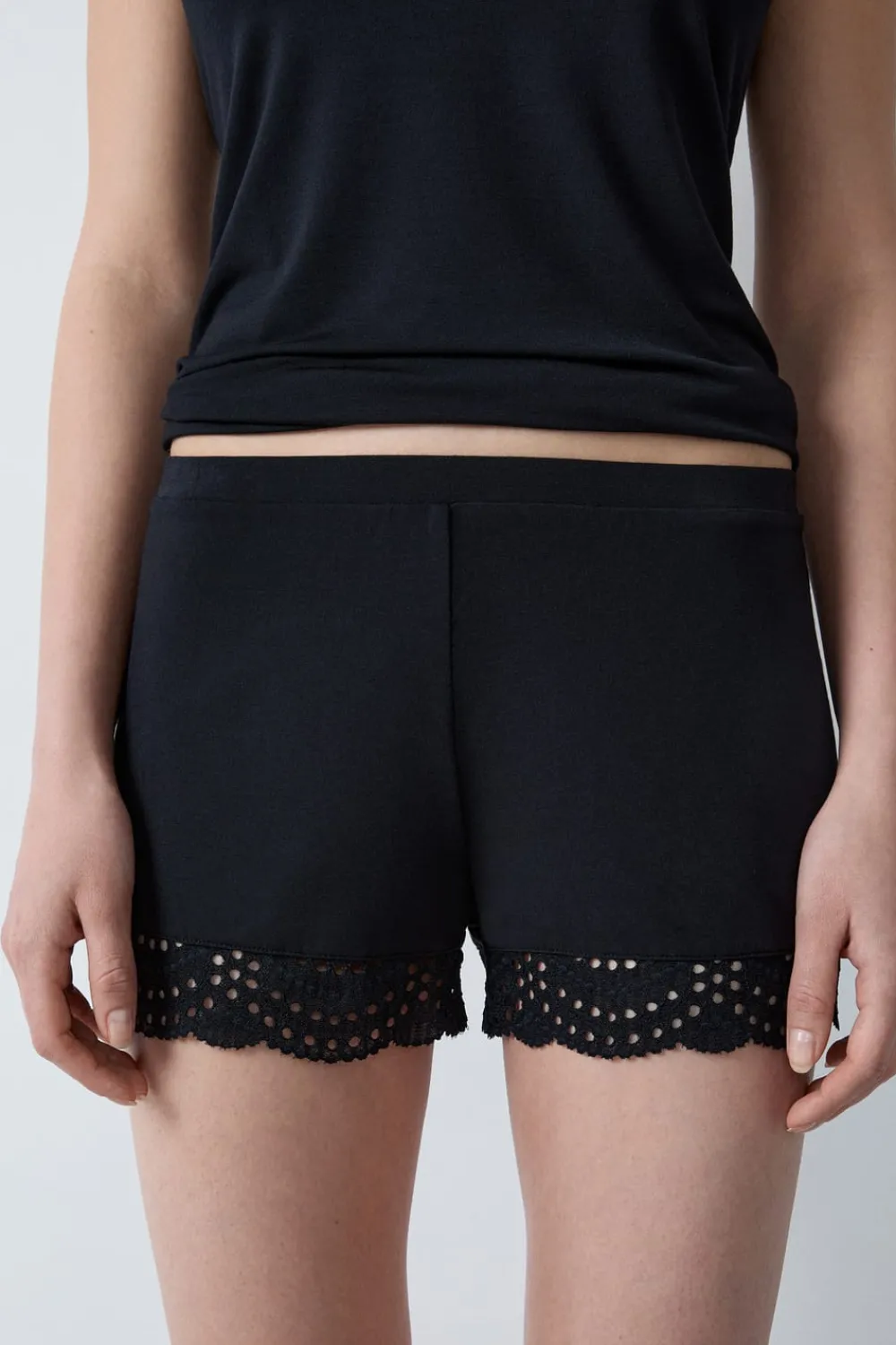 Sale ETAM Pantalón corto de pijama de modal con detalles de encaje NEGRO
