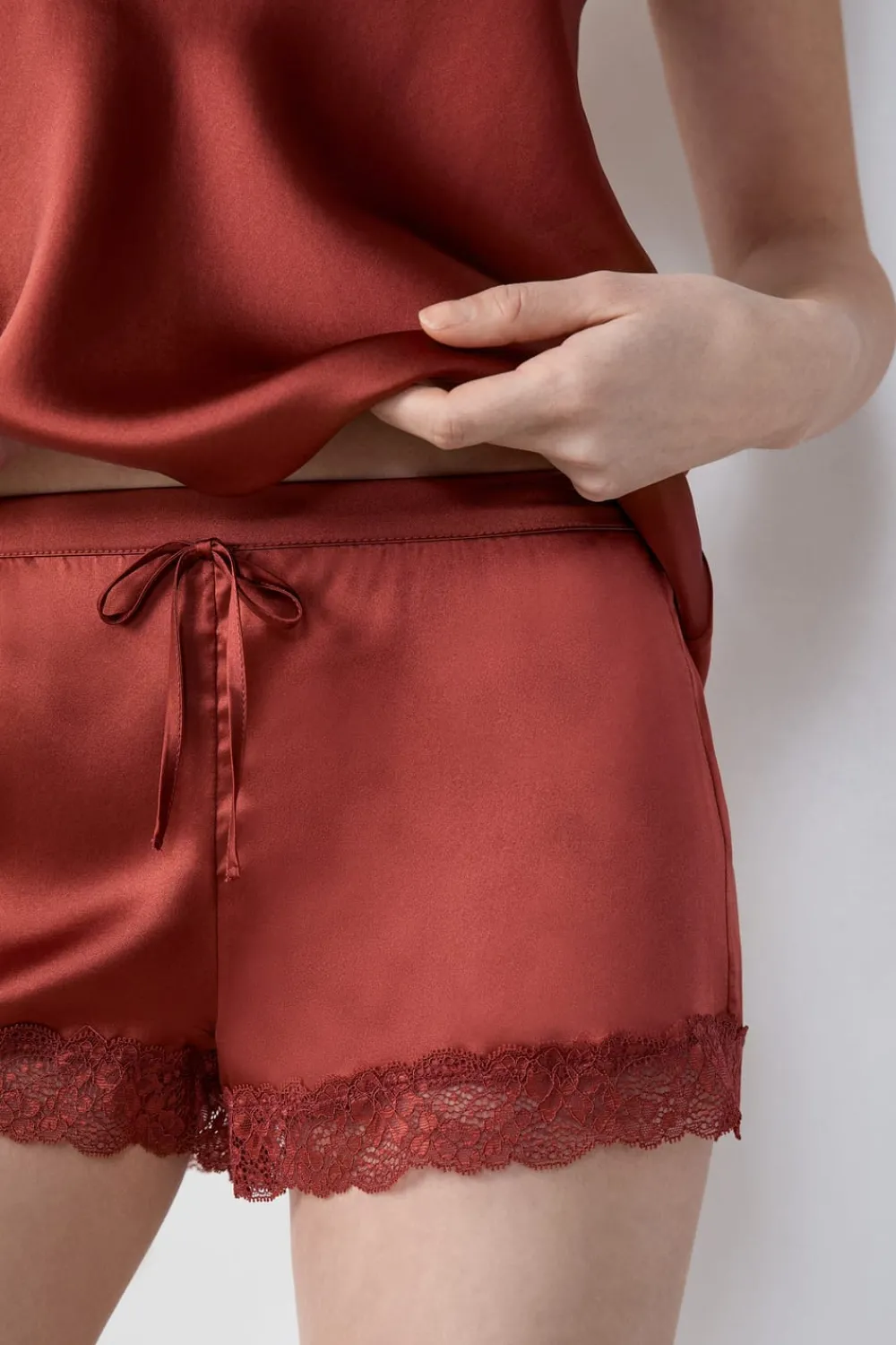 Outlet ETAM Pantalón corto de seda con detalle de encaje MARRÓN