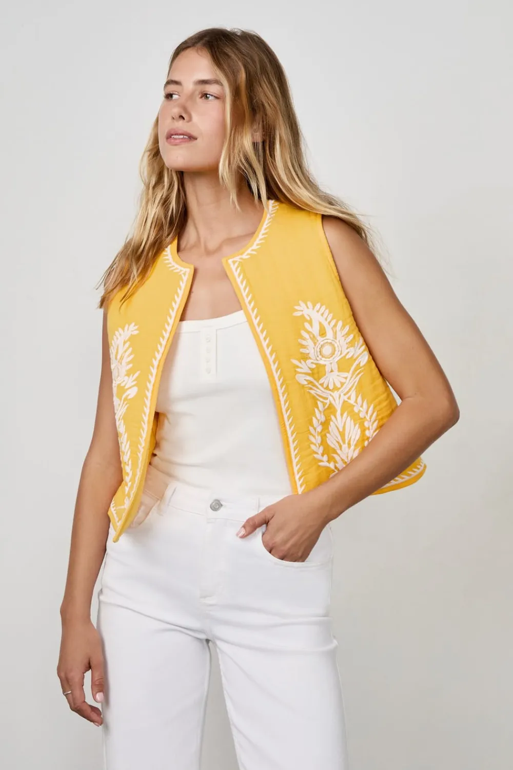 ETAM Rebeca bordada sin mangas AMARILLO