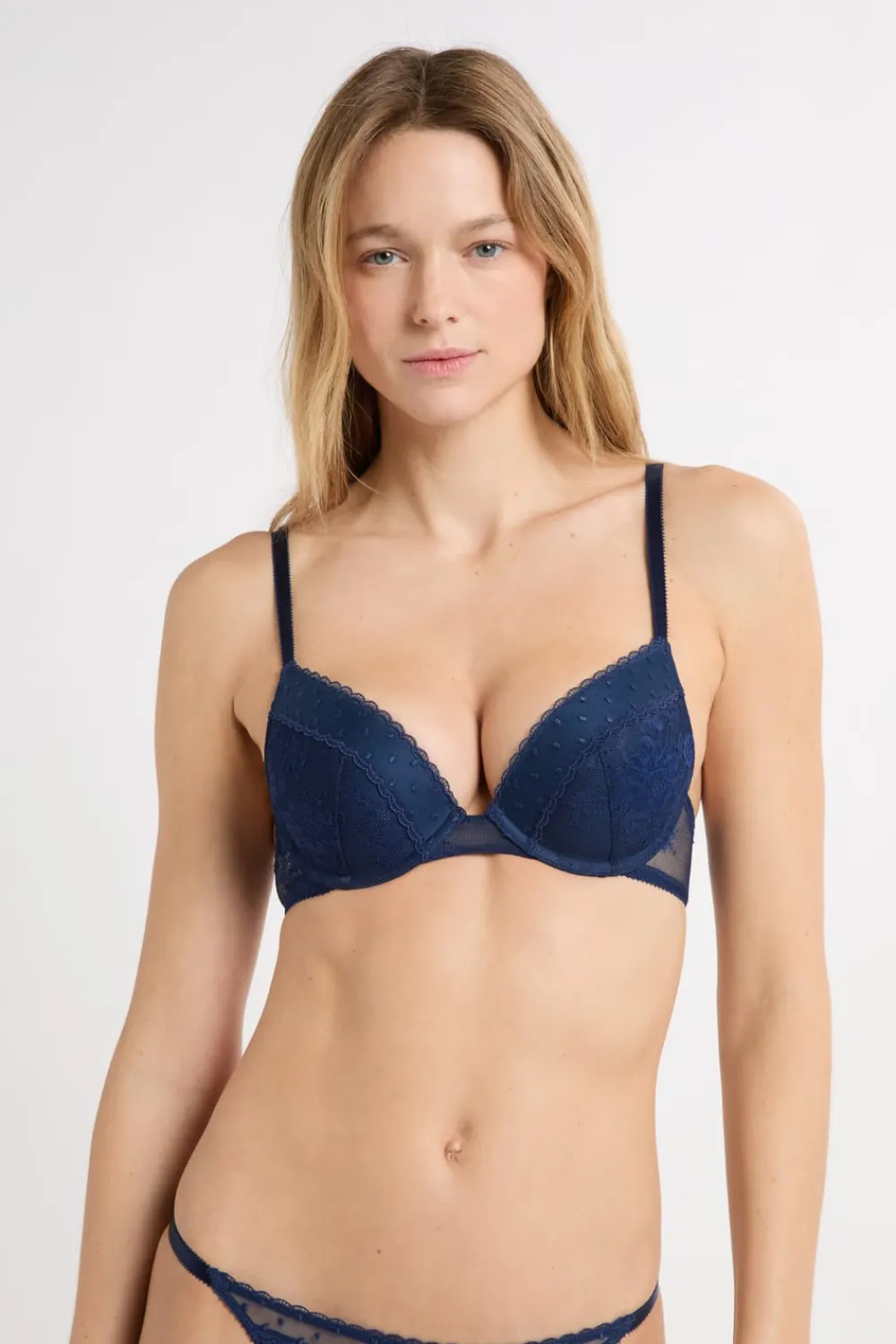 New ETAM Sujetador N.º 2 - El push-up escote pronunciado con bordado marino