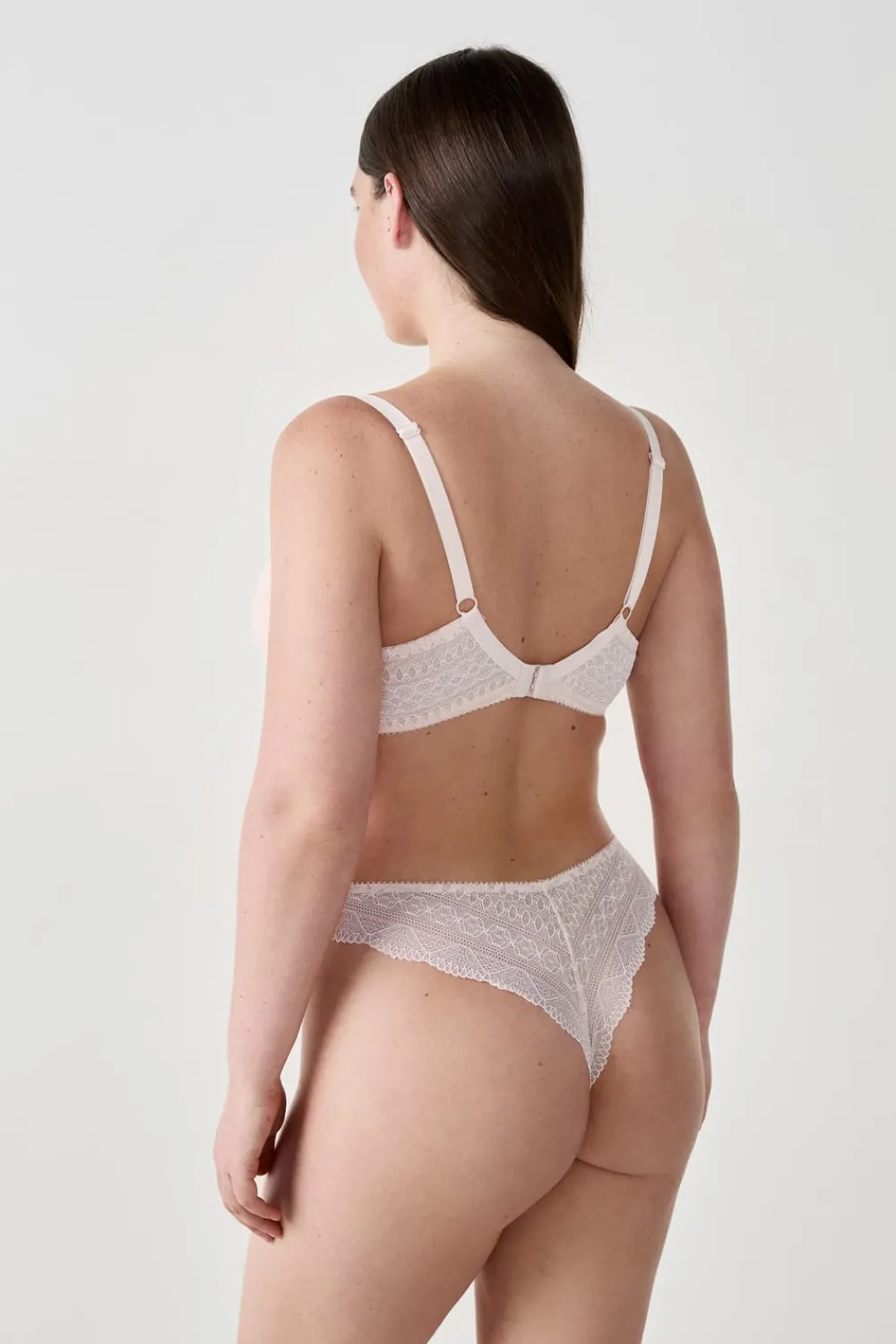 Clearance ETAM Sujetador Nº 2 - Push up escote pronunciado La modelo mide 1m74 y lleva una 90B.