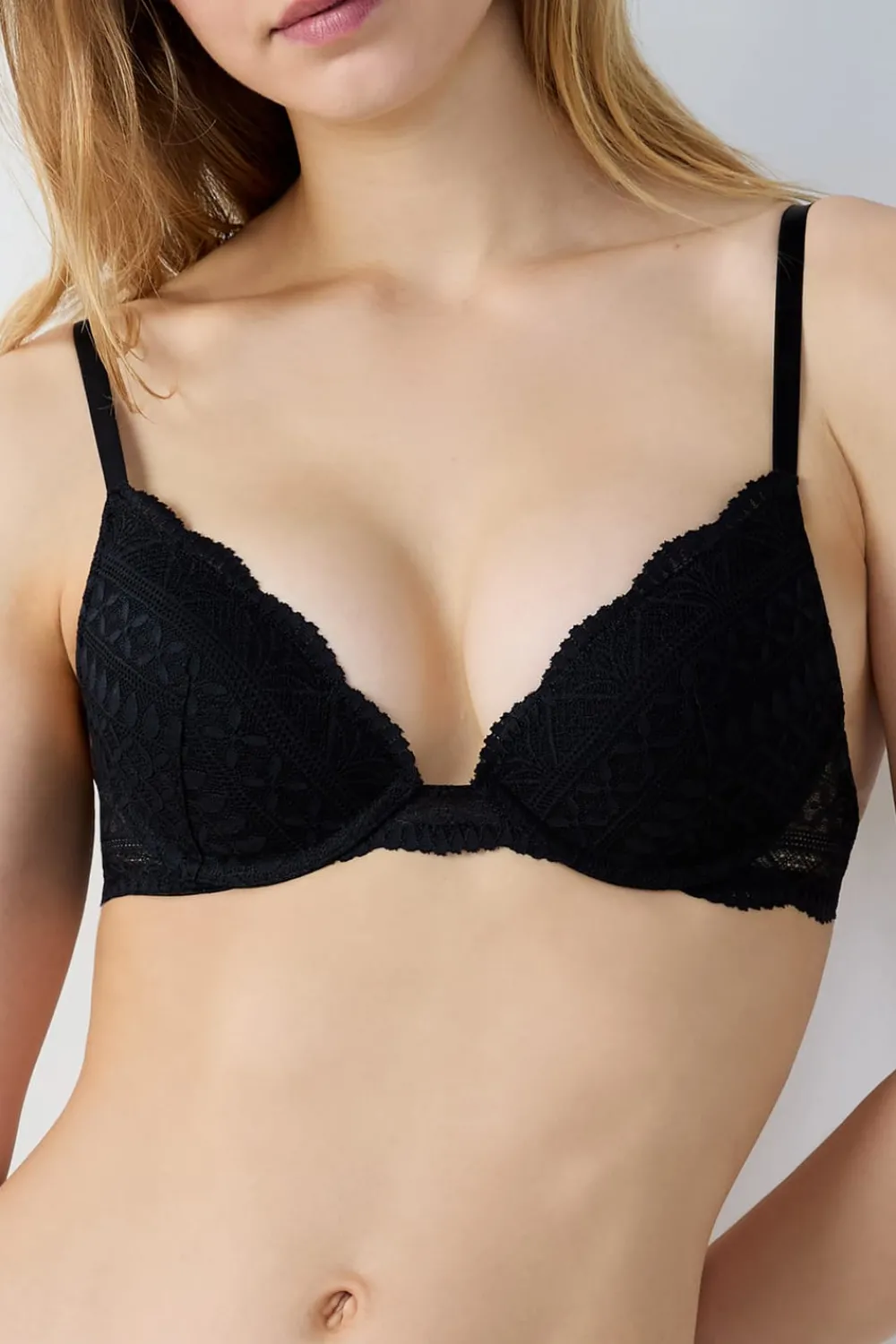 Online ETAM Sujetador Nº 2 - Push up escote pronunciado La modelo mide 1m70 y lleva una 90B.