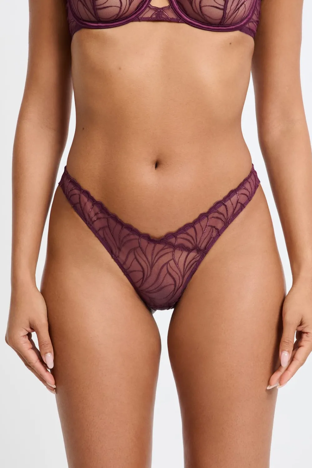 ETAM Tanga con bordado floral MORADO