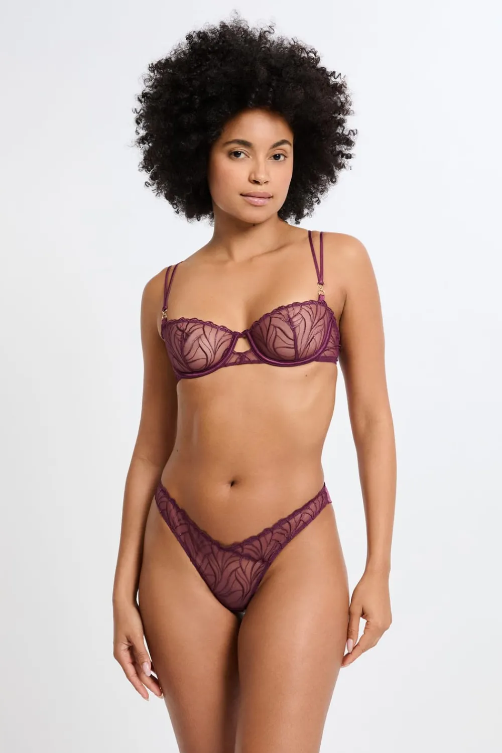 ETAM Tanga con bordado floral MORADO