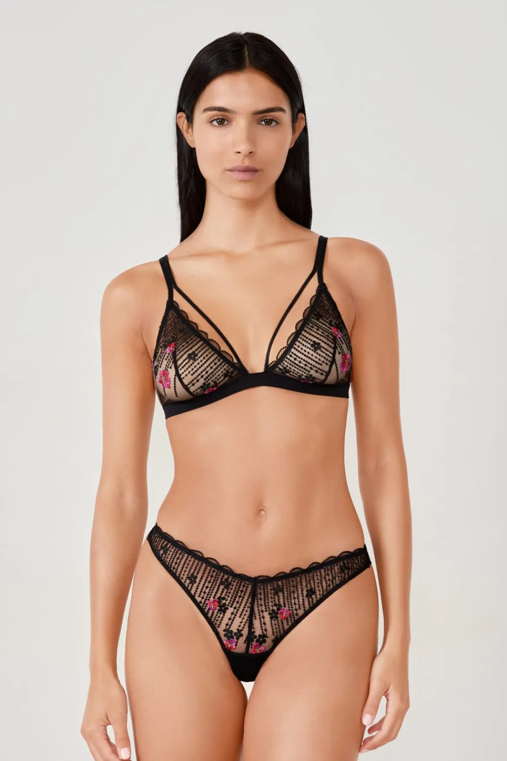 ETAM Tanga con detalles bordados NEGRO