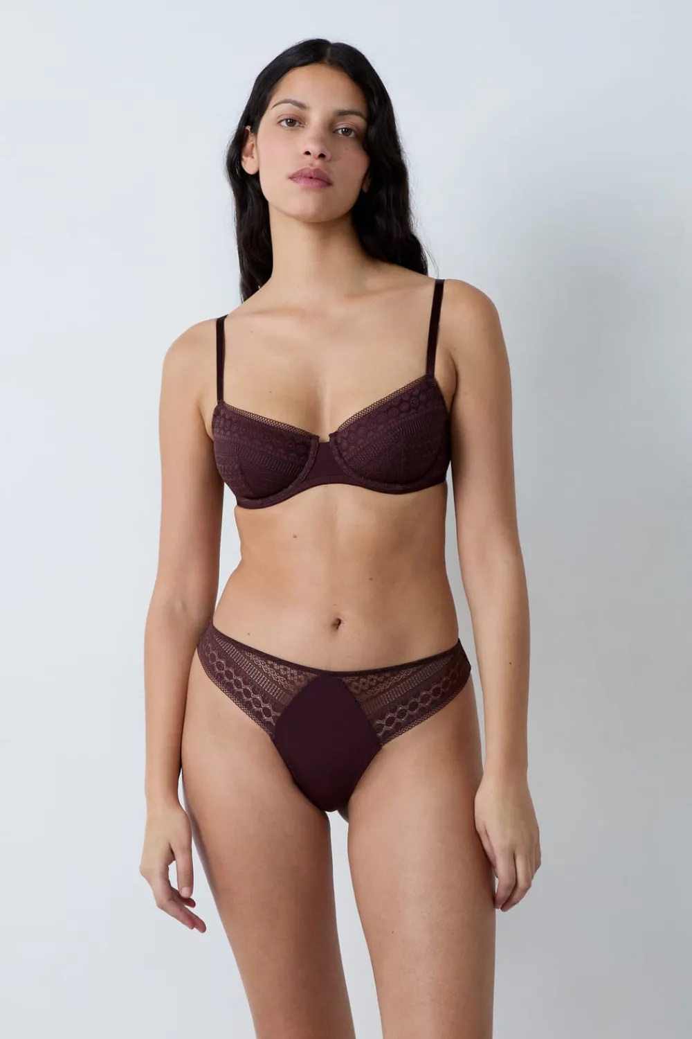 ETAM Tanga con detalles de encaje CHOCOLATE