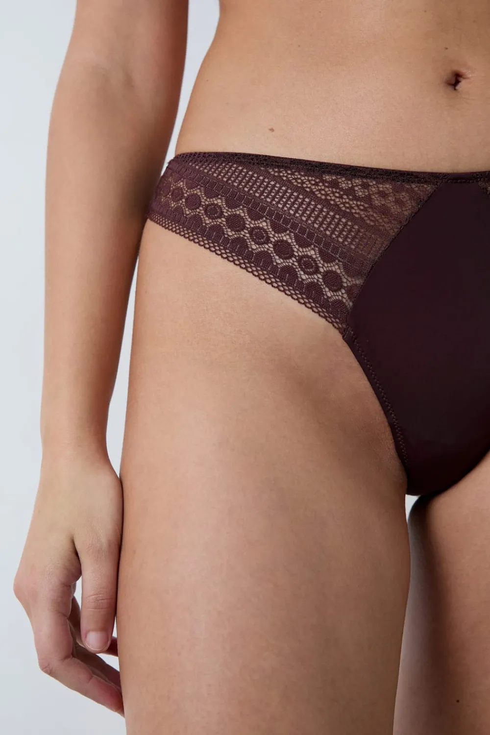 ETAM Tanga con detalles de encaje CHOCOLATE