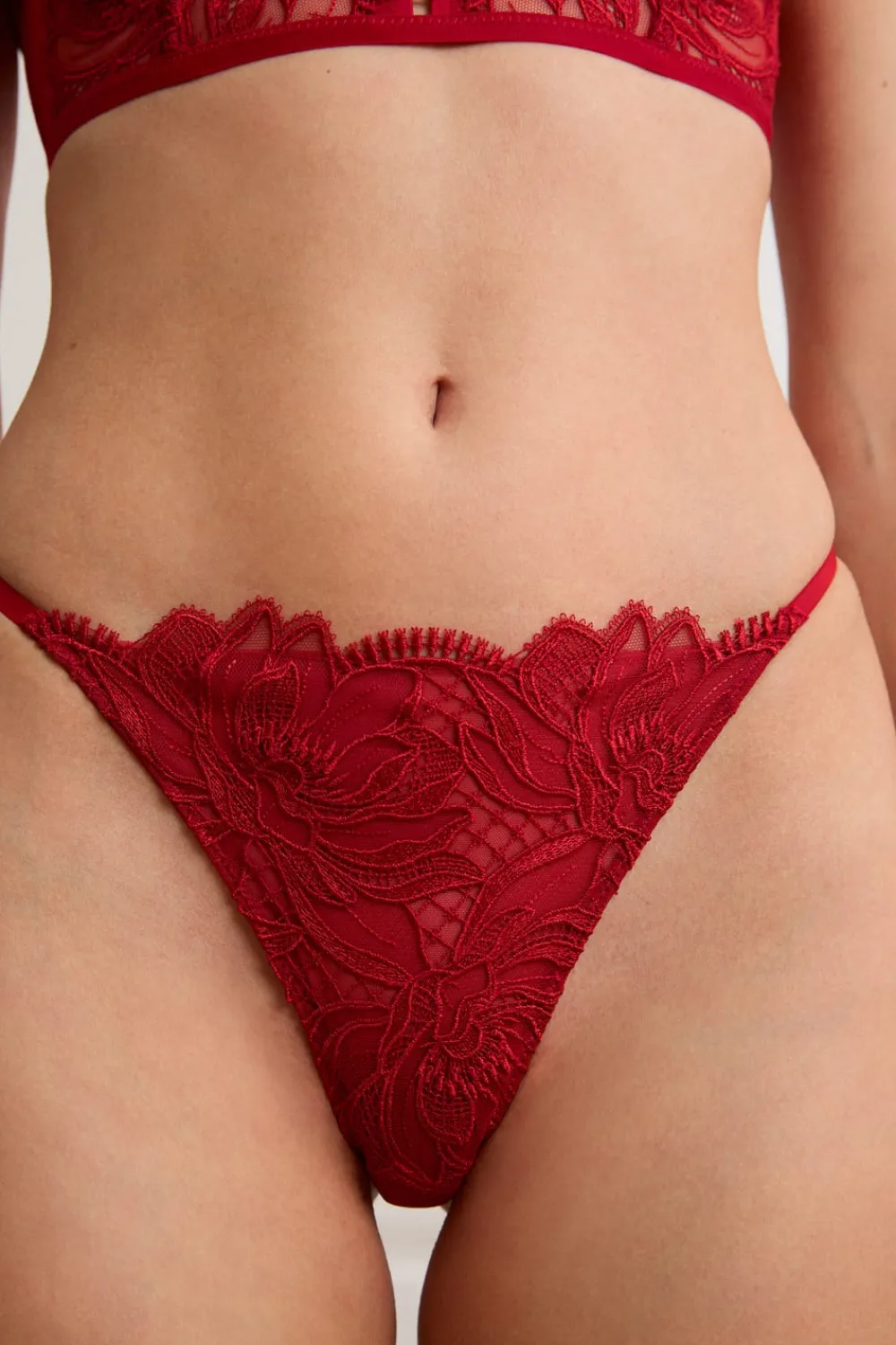 ETAM Tanga de bordado ROJO