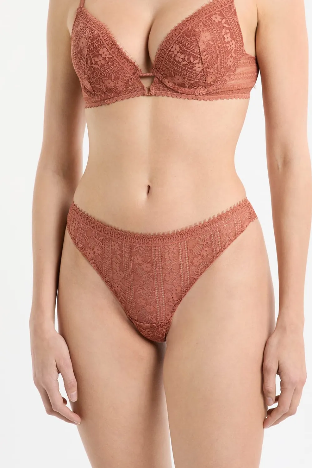 ETAM Tanga de encaje arena