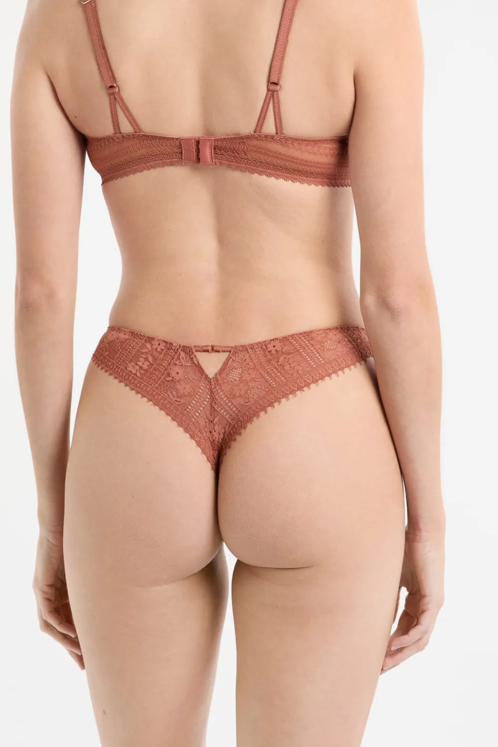 ETAM Tanga de encaje arena