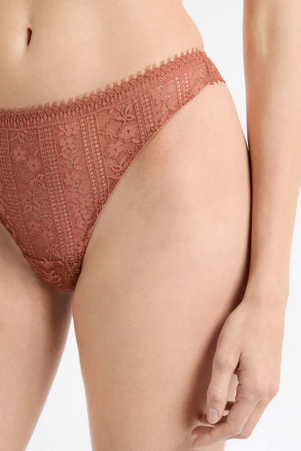 ETAM Tanga de encaje arena