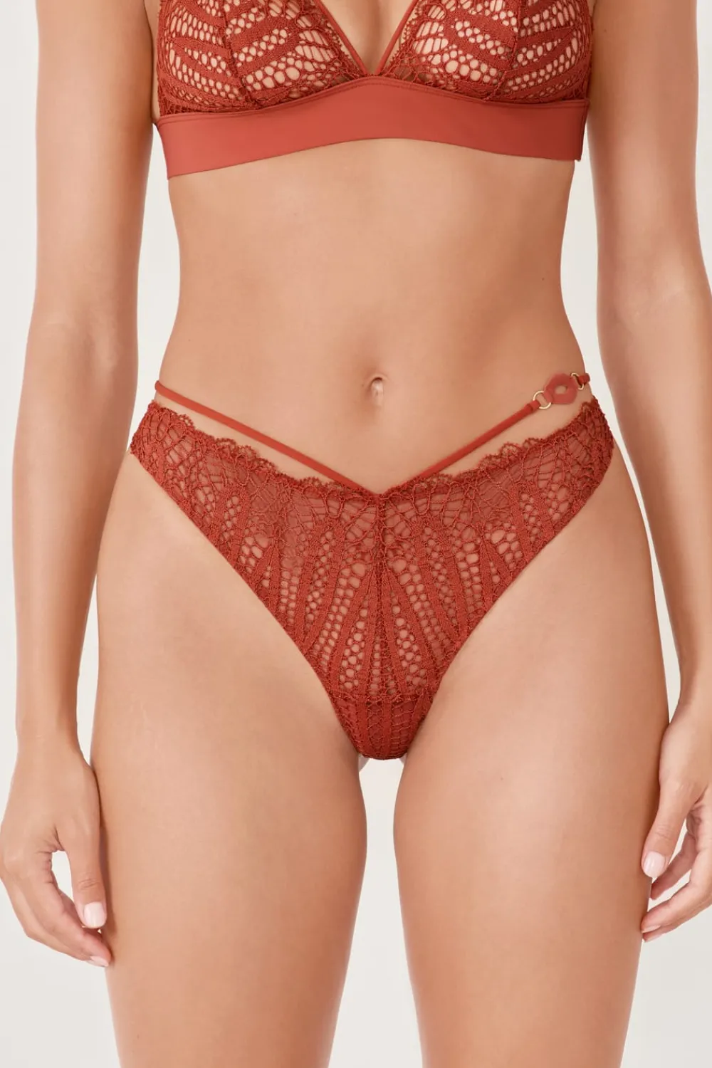 ETAM Tanga de encaje MARRÓN