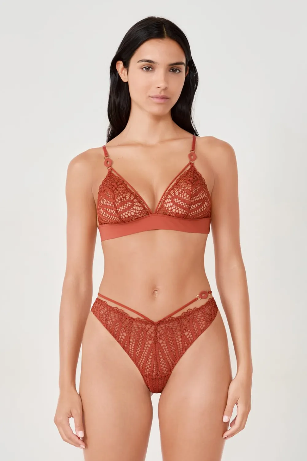 ETAM Tanga de encaje MARRÓN