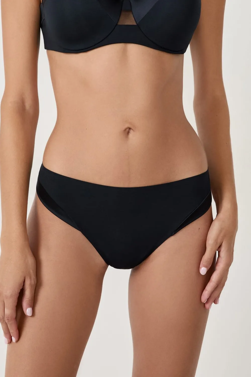 Sale ETAM Tanga de microfibra satinada NEGRO