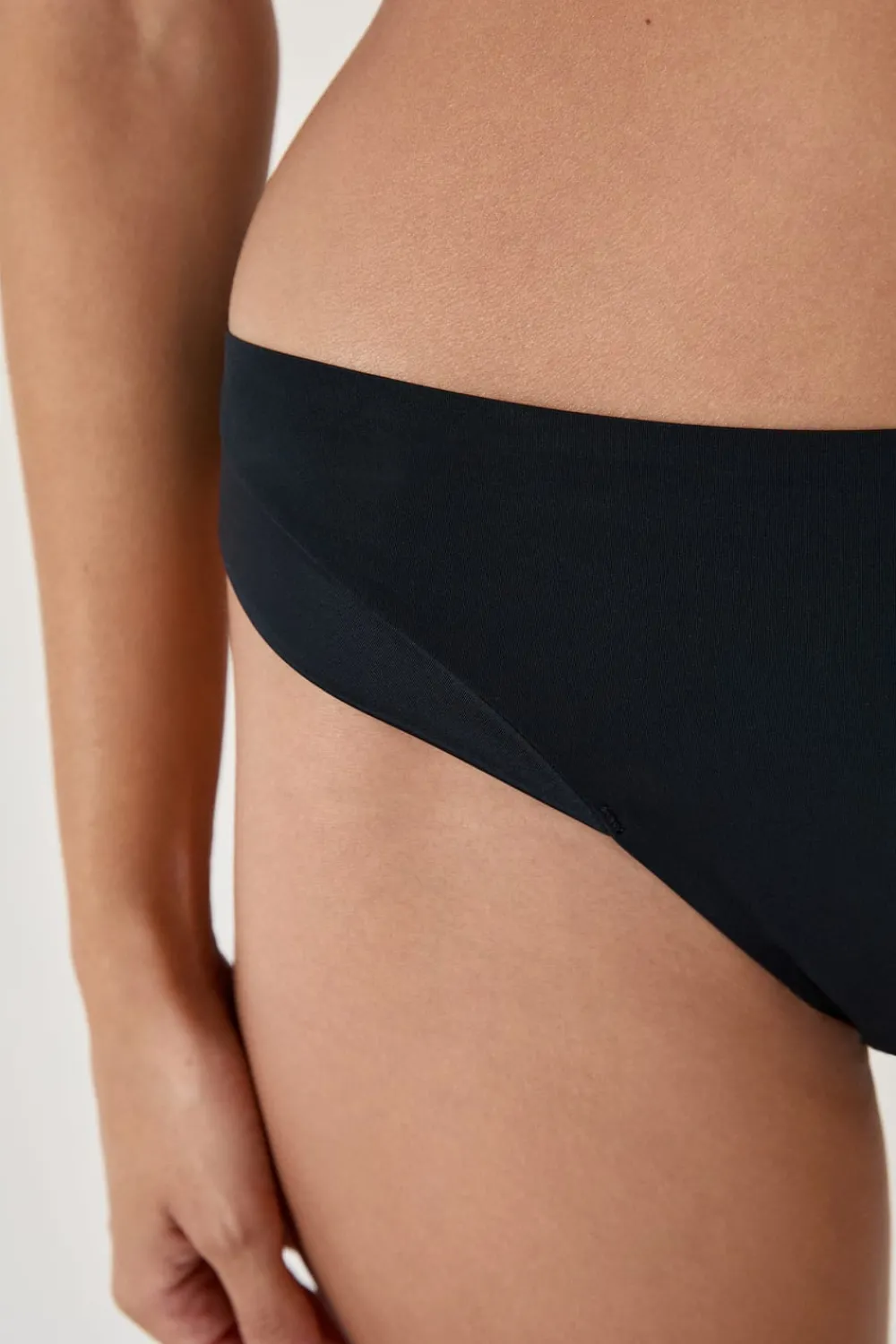 Sale ETAM Tanga de microfibra satinada NEGRO