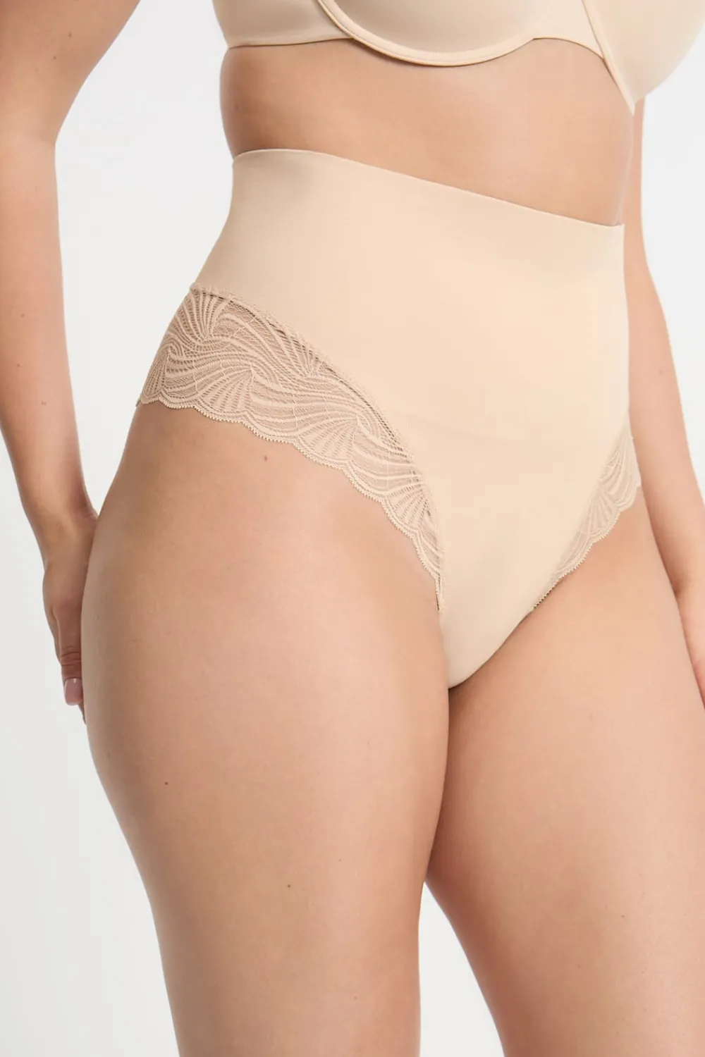 ETAM Tanga de talle alto moldeador con detalles de encaje - Sujeción media C.BEIGE