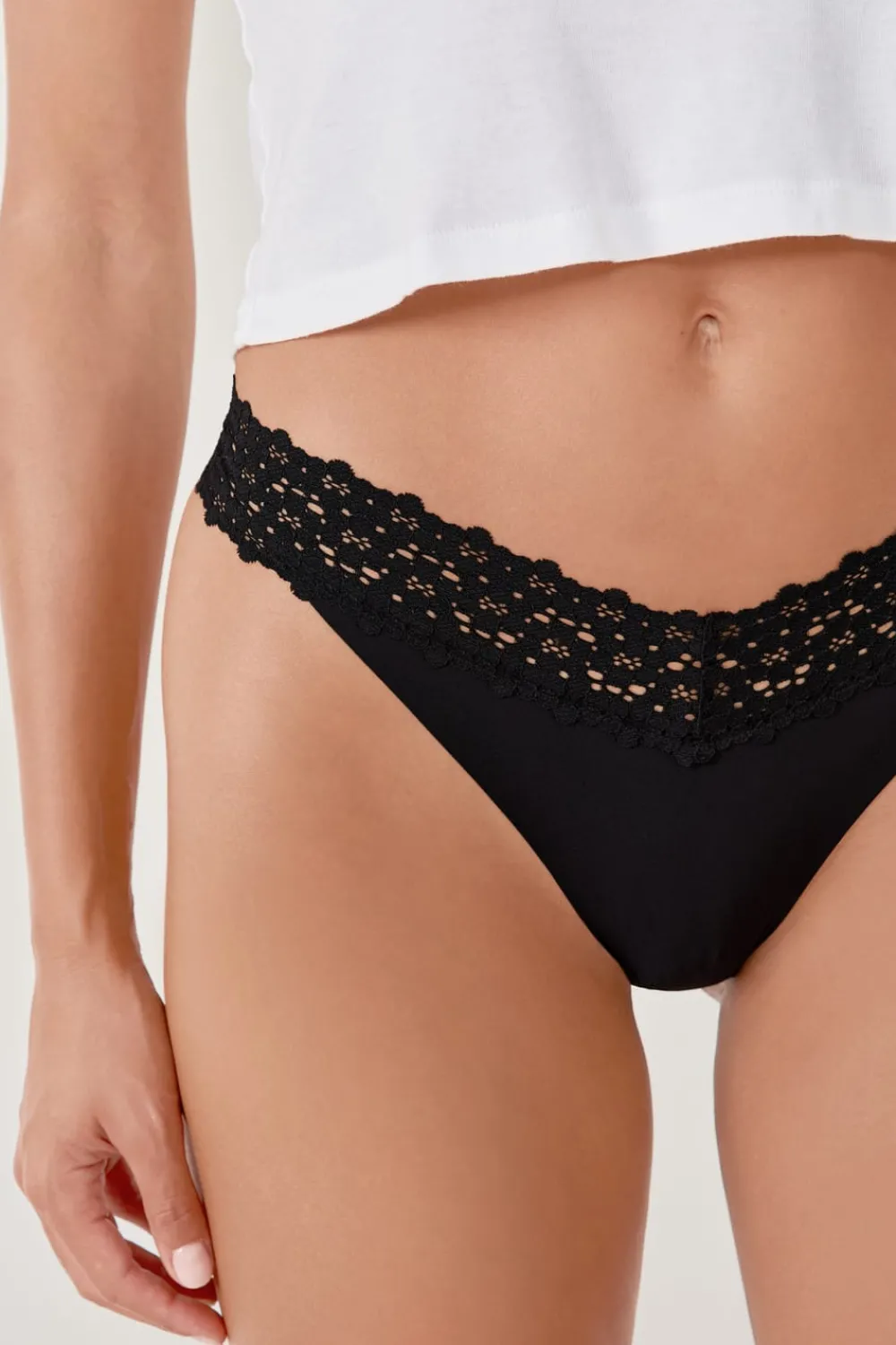 Outlet ETAM Tanga en V de microfibra y encaje NEGRO