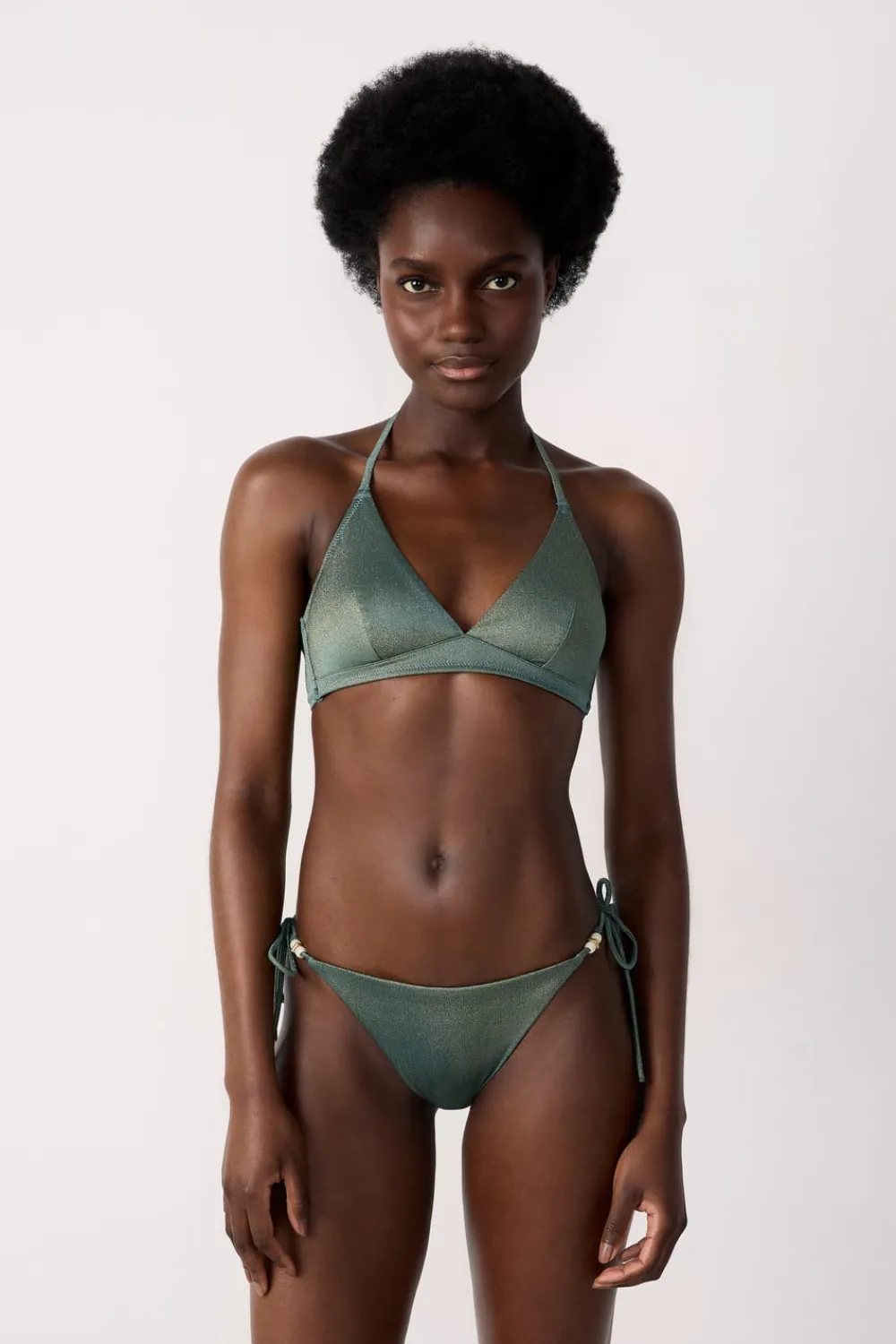 Sale ETAM Top bikini triangular brillante VERDE
