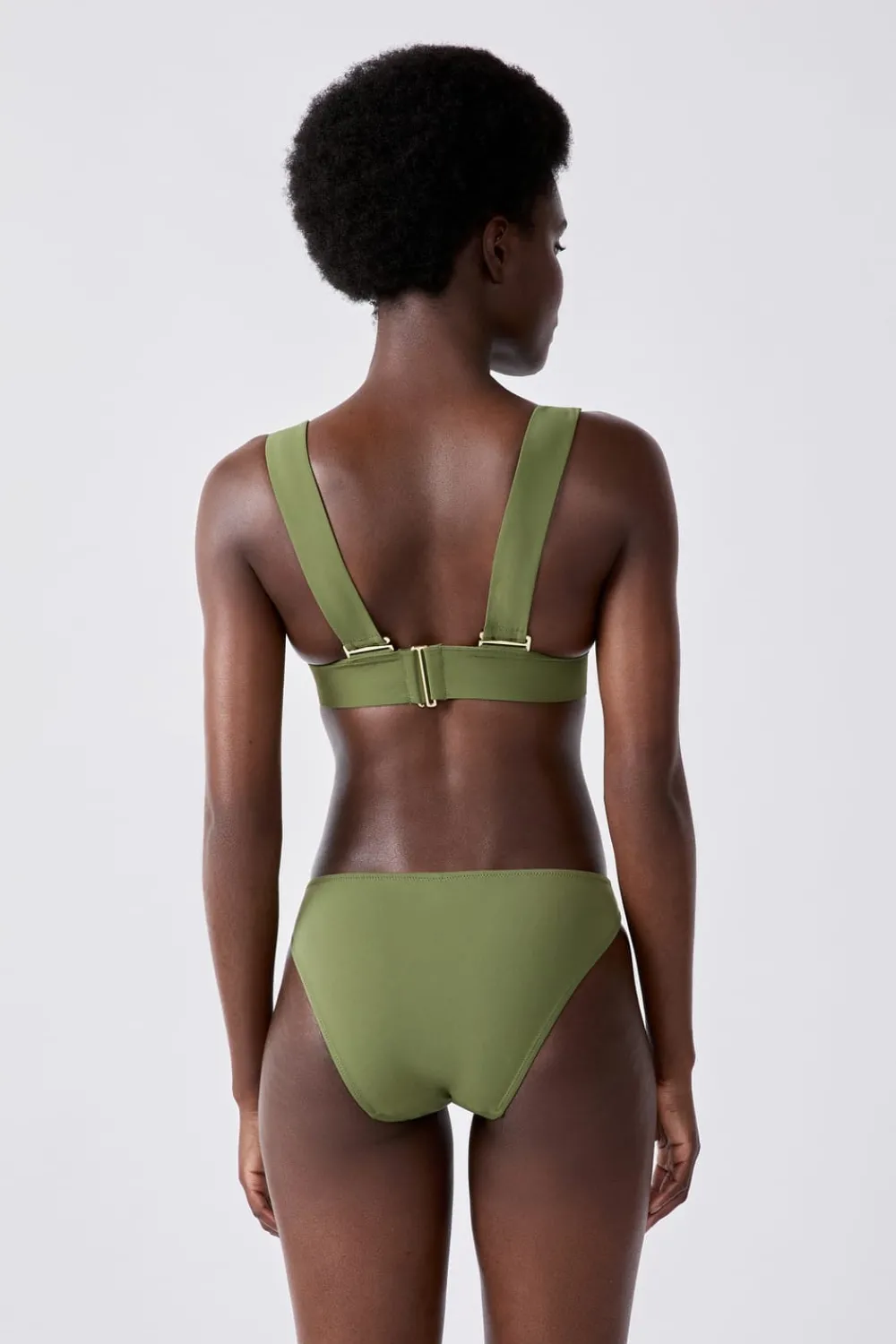 New ETAM Top bikini triángulo La modelo mide 1,77 m y lleva una talla S