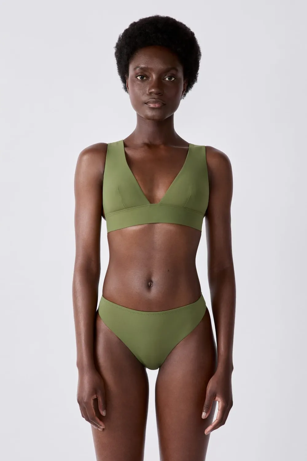 New ETAM Top bikini triángulo La modelo mide 1,77 m y lleva una talla S