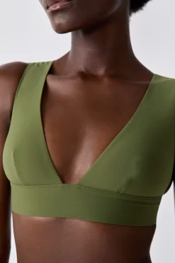 New ETAM Top bikini triángulo La modelo mide 1,77 m y lleva una talla S