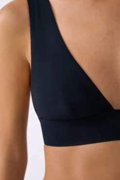 Hot ETAM Top bikini triángulo La modelo mide 1,77 m y lleva una talla S