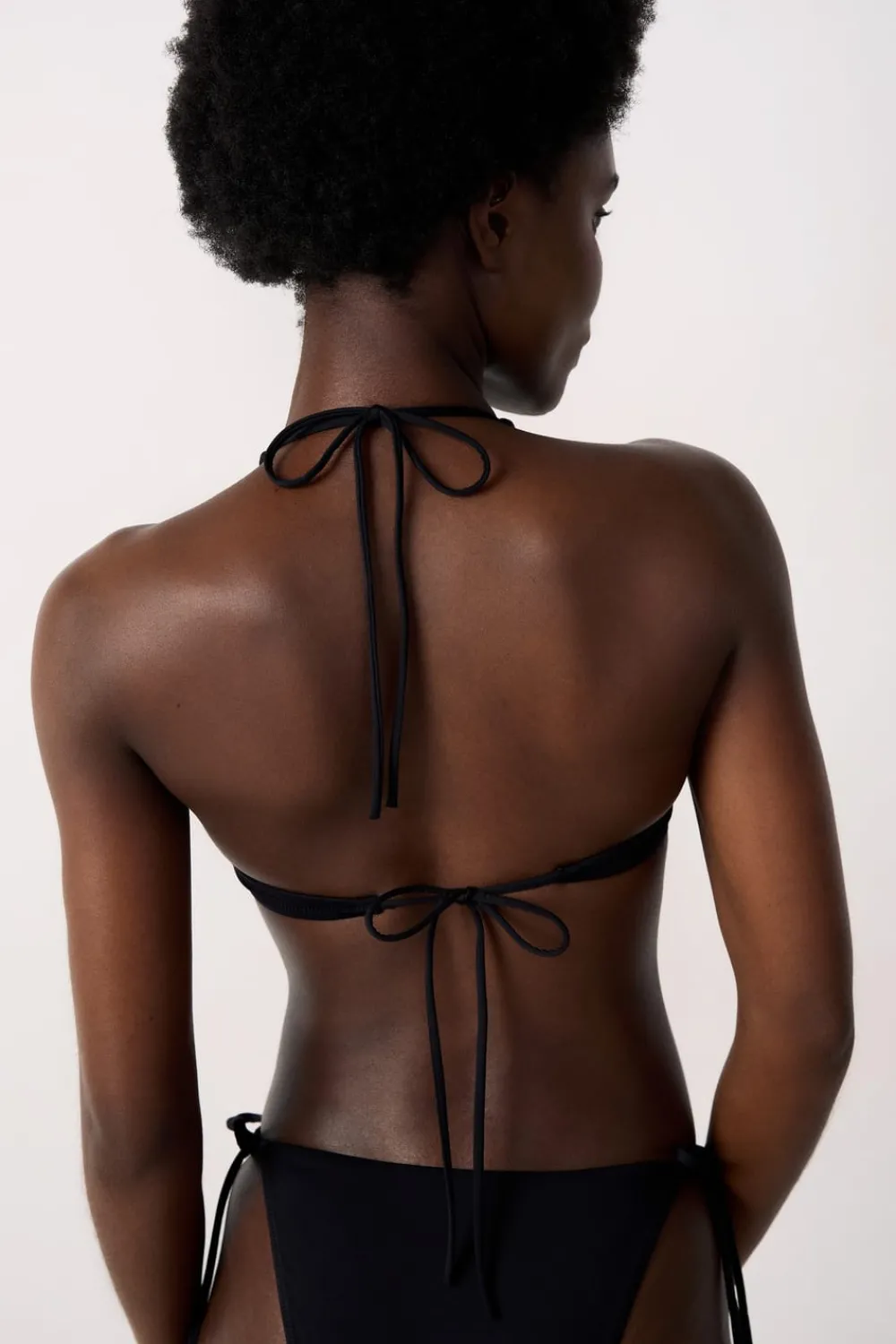 Best ETAM Top bikini triángulo con detalle de anillas La modelo mide 1m75 y viste S