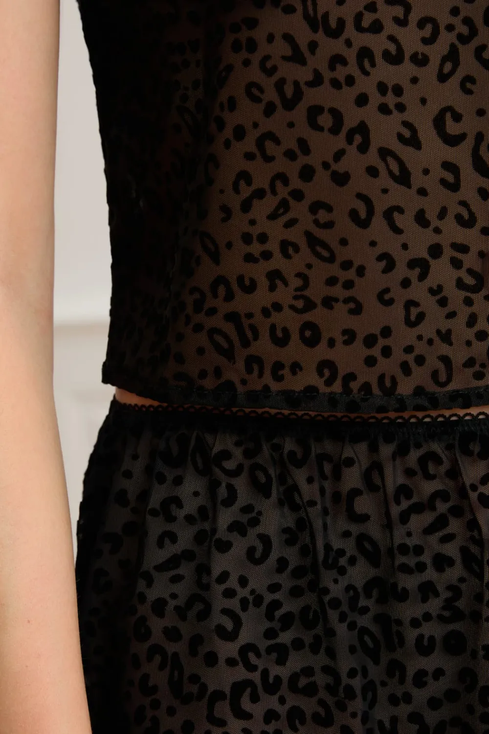 Discount ETAM Top de tul con estampado de leopardo NEGRO