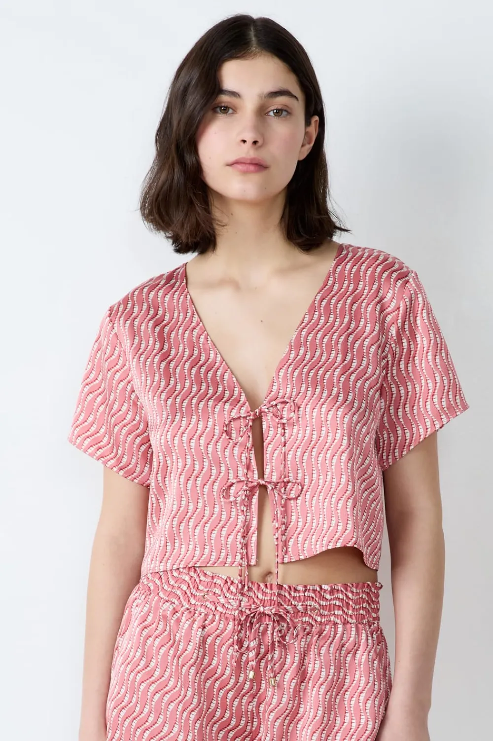 ETAM Top satinado con lazos ESTAMPADO