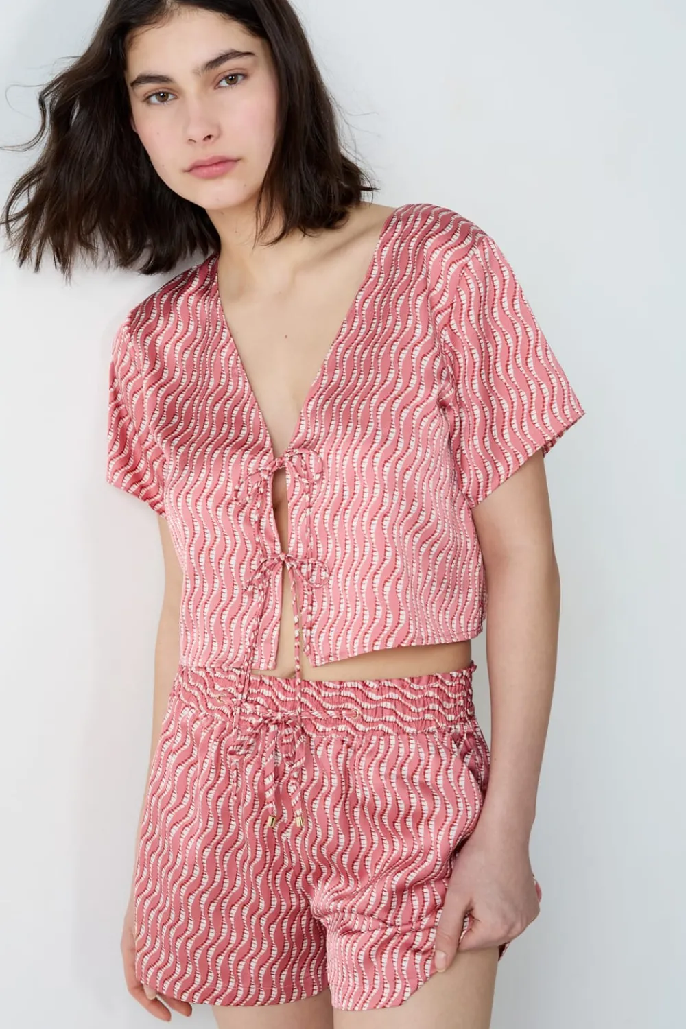 ETAM Top satinado con lazos ESTAMPADO