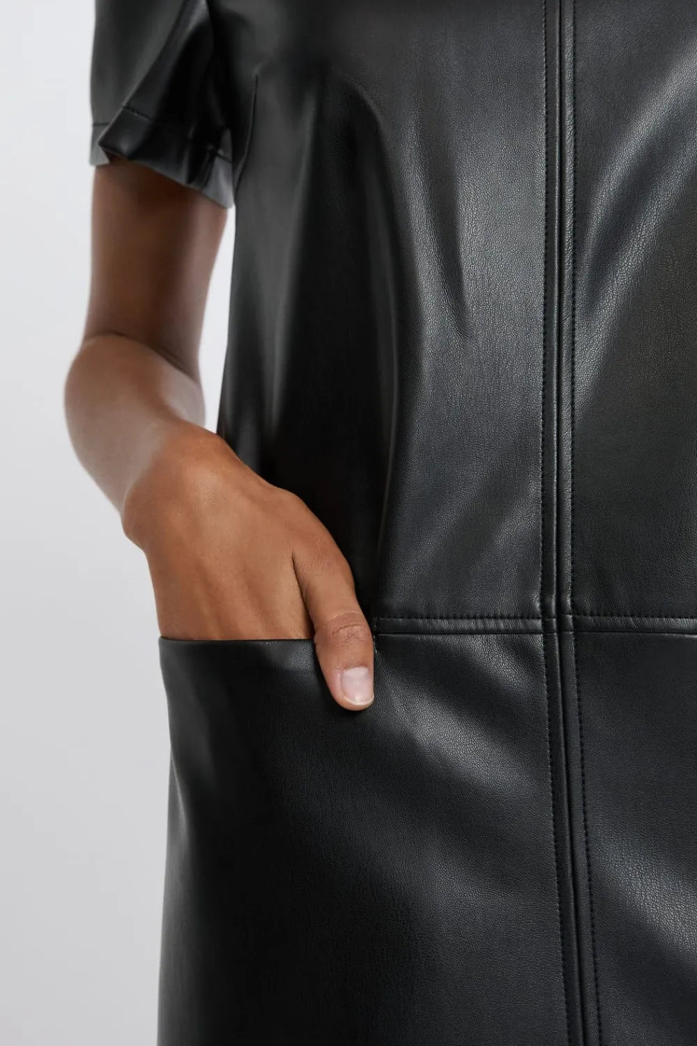 Outlet ETAM Vestido corto recto con efecto piel NEGRO